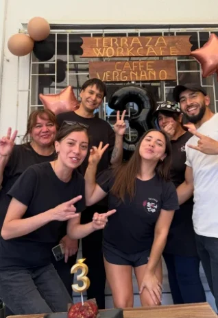 El equipo de Terraza Work Café celebrando su tercer aniversario frente al local