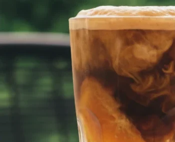 Café frío con tónica, de cerca
