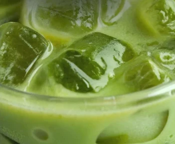 Iced matcha con hielo, de cerca