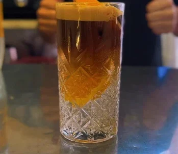 Espresso Tonic Orange en vaso tallado